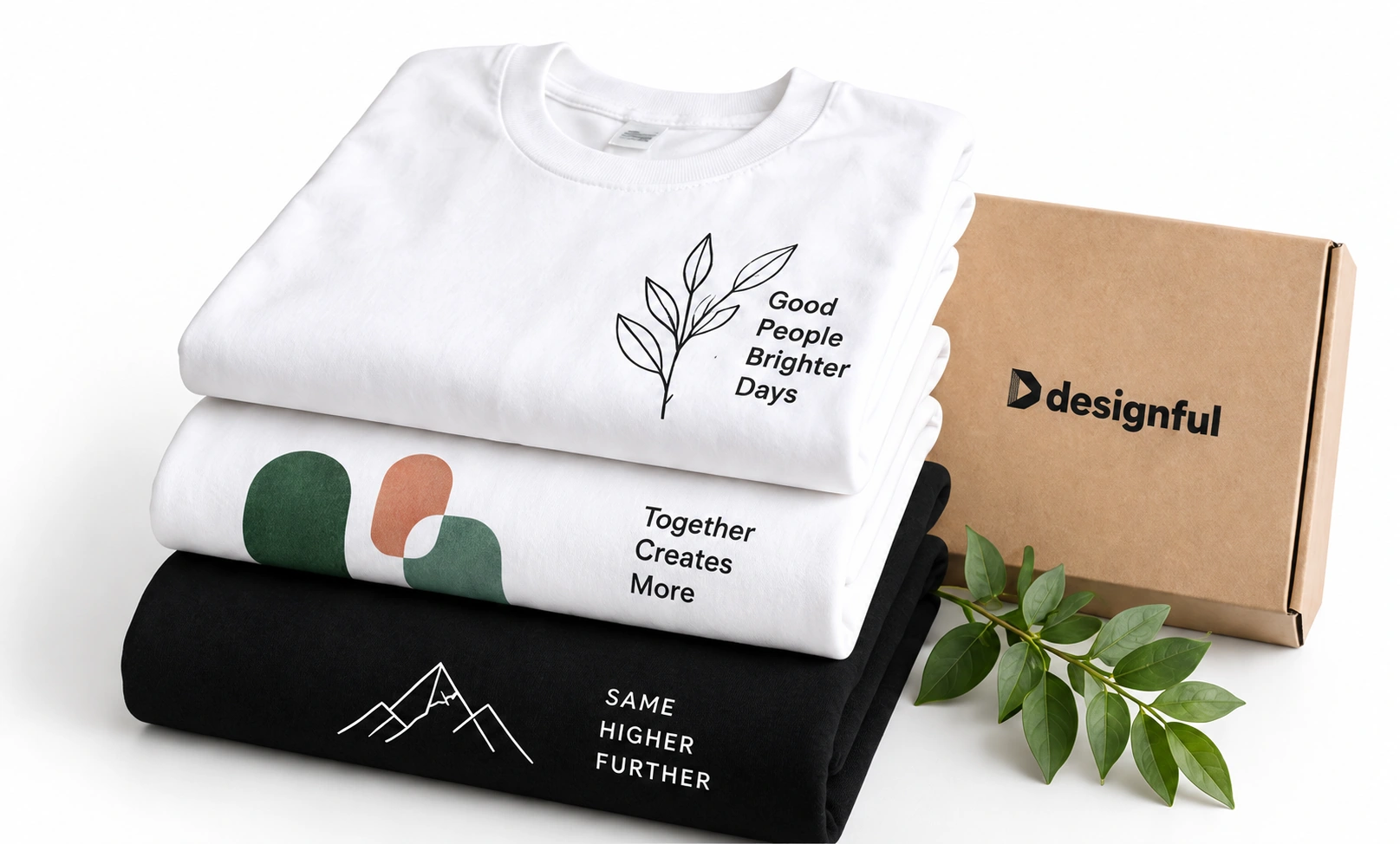 Camisetas estampadas pretas e brancas dobradas com uma caixa Designful